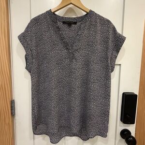 Cynthia Steffe large Black White Speckled Blouse top shirt capped sleeve V-neck